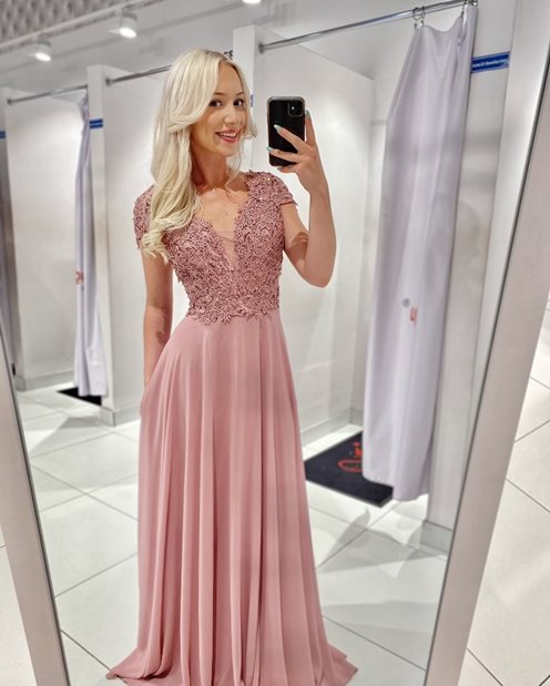 Sukienka długa z rękawkiem zdobienia róż