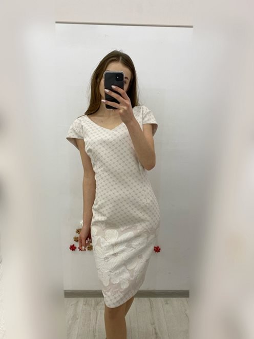 Sukienka tłoczenia u dołu beż