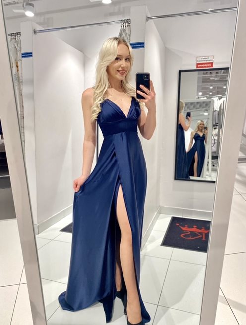Sukienka długa z głębokim dekoltem granat