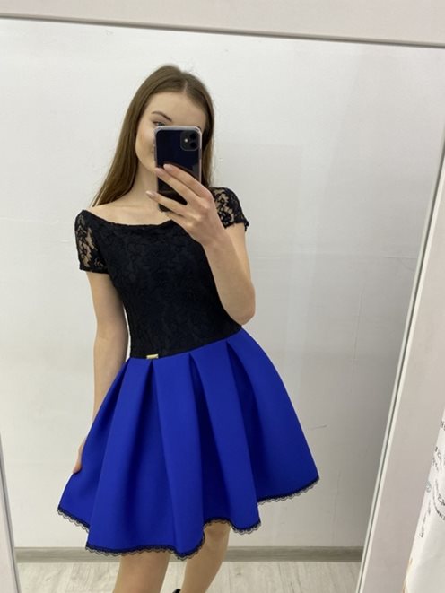 Koronkowa sukienka rozkloszowana chabrowa