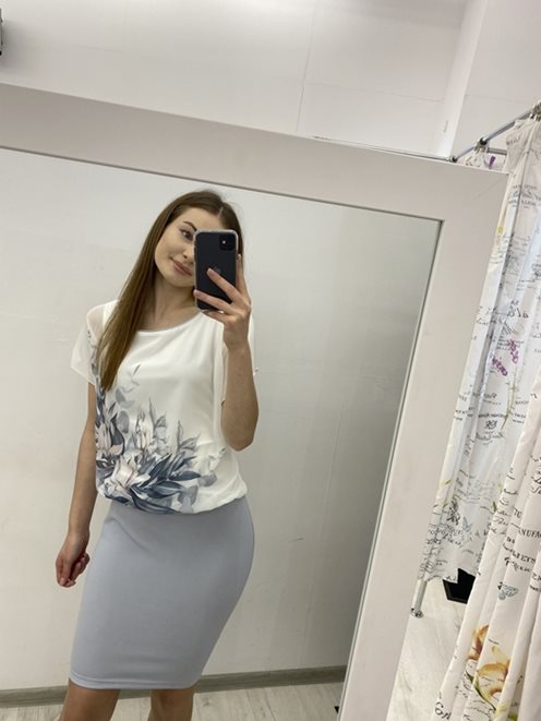 Sukienka krótka maskująca wzór kwiaty szara