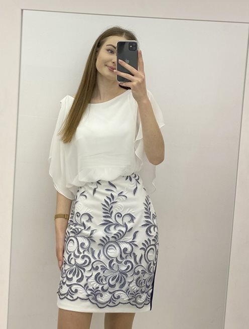 sukienka krótka z narzutką plecy X biel