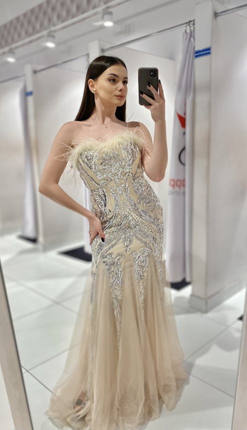 Sukienka długa cekinowa piórka syrenka szampański