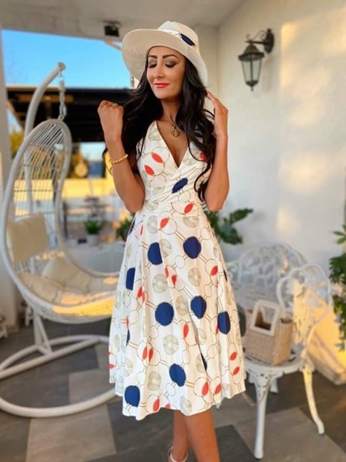 Sukienka prosta za kolano wzory biała