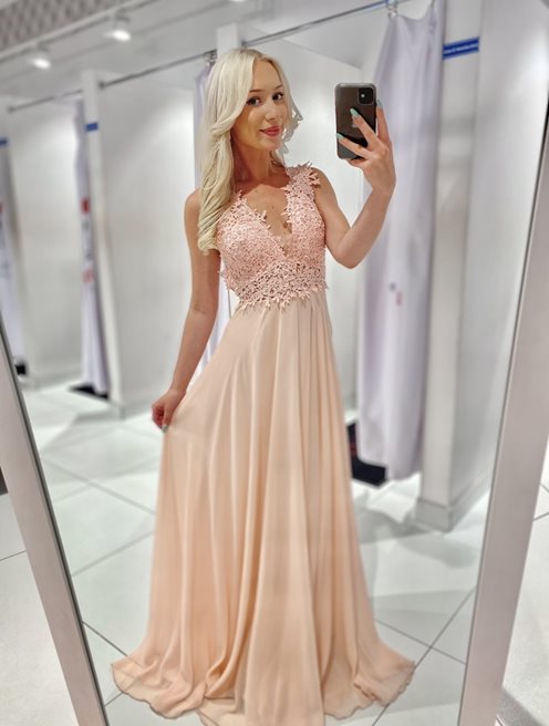 Długa sukienka z wycięciem v róż