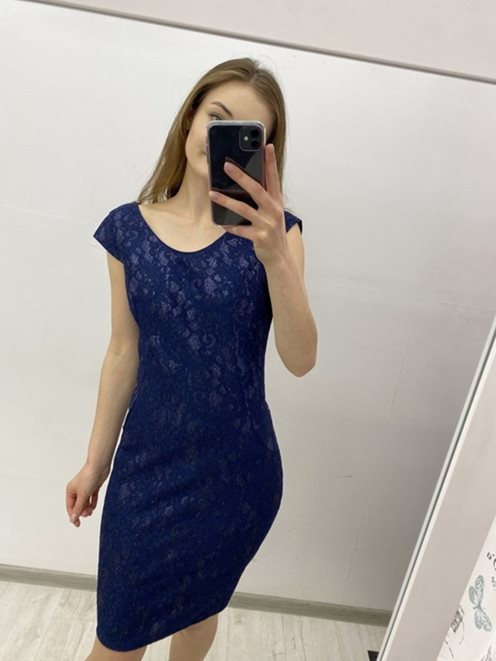 Krótka sukienka dopasowana koronka granat