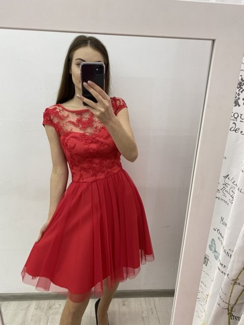 Tiulowa sukienka gorset i koronka koral