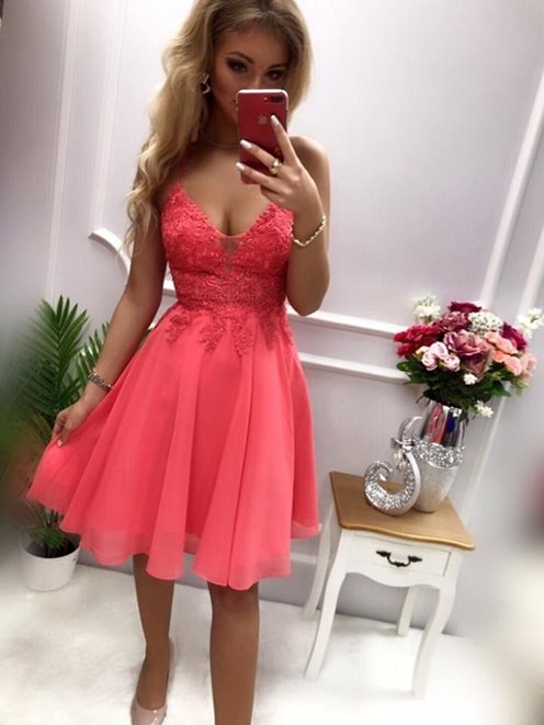 Krótka sukienka na ramiączkach dekolt koral