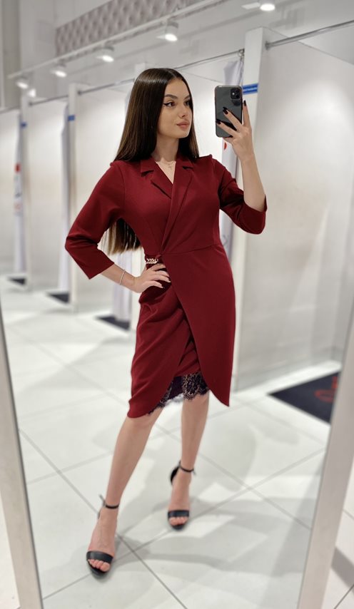 Sukienka krótka prosta z łańcuszkiem rękaw bordo