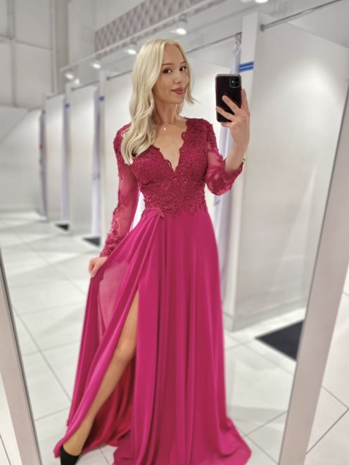 Sukienka długa z koronkowymi rękawami purpura