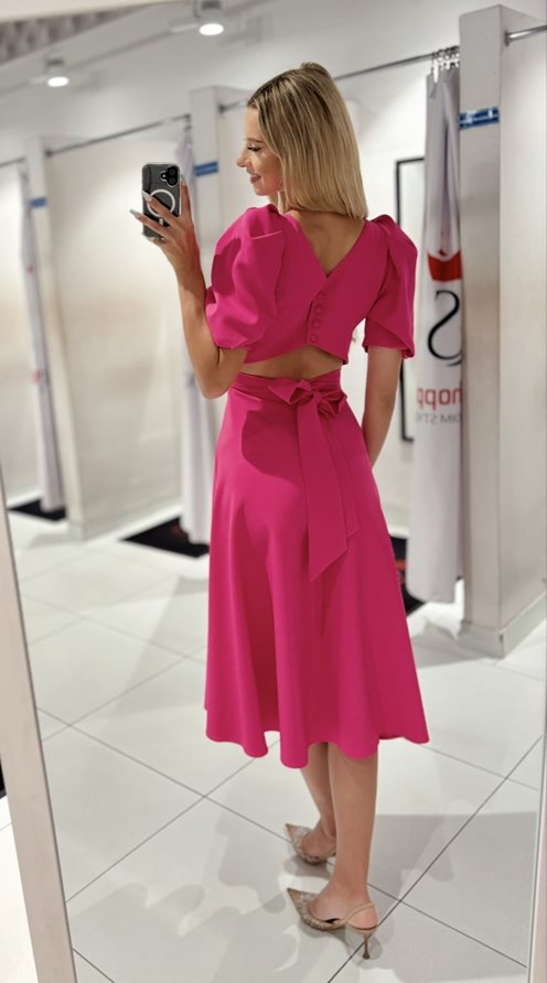 Sukienka midi rozkloszowana tył wycięcie fuksja