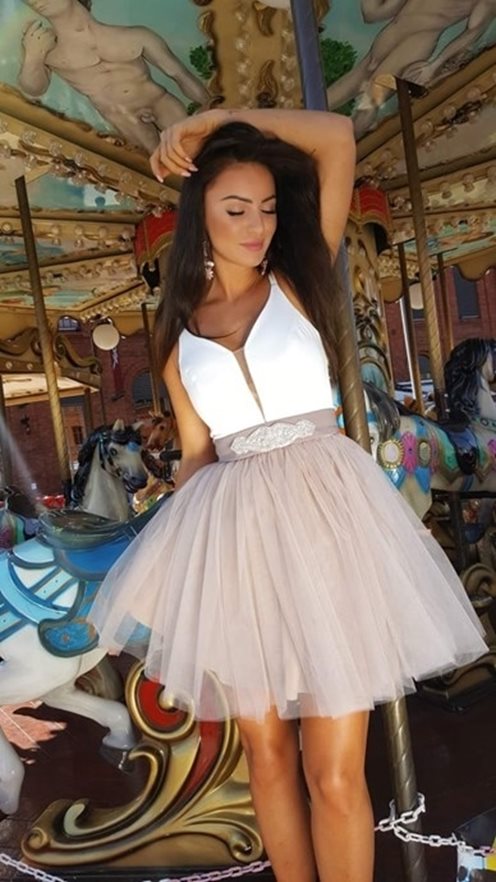 Sukienka krótka tiulowa ozdobny pasek biel/beż