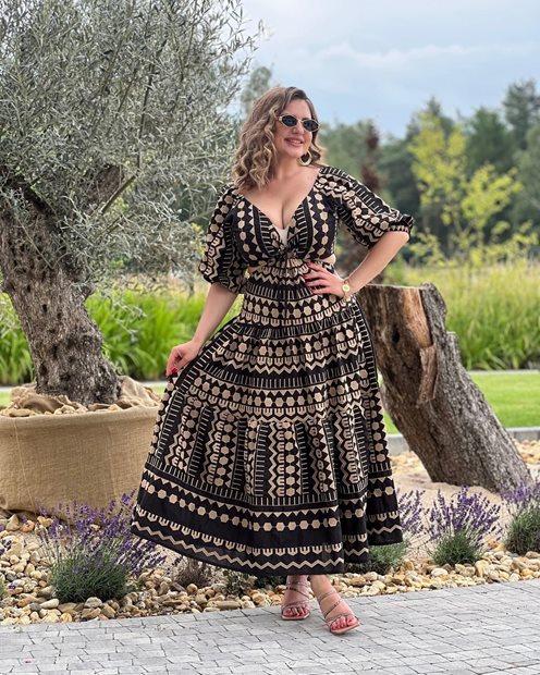 Sukienka midi wycięta w talii wzorzysta czerń