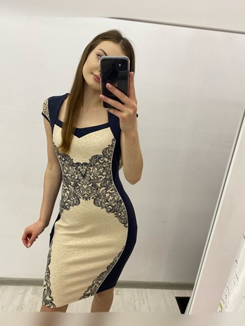 Sukienka ołówkowa z koronką na plecach beż