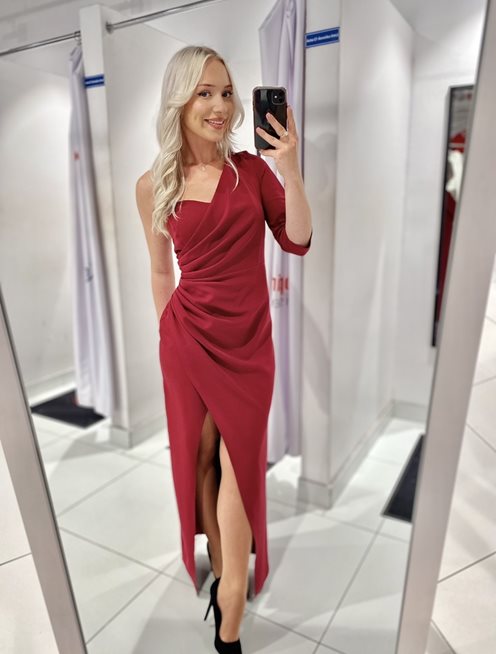 Sukienka długa dopasowana na jedno ramię bordo