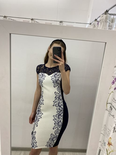 Ołówkowa sukienka wzory po bokach