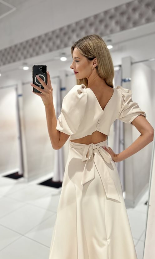 Sukienka midi rozkloszowana tył wycięcie krem