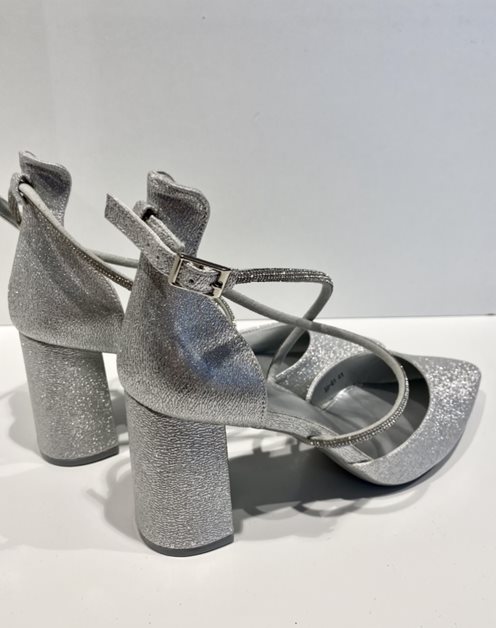 Czółenka na słupku ozdobny pasek srebro