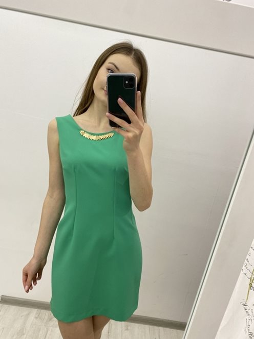 Dopasowana sukienka z ozdobą zielony