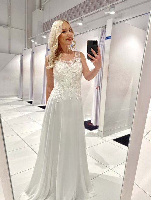 Długa sukienka zabudowana cekiny i kamyczki biała