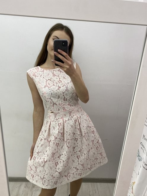 Rozkloszowana sukienka koronka róż/biały