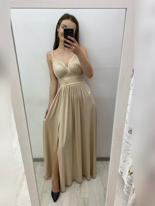 sukienka długa z odcięciem połysk beż