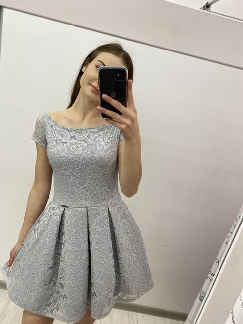 Rozkloszowana sukienka w koronkę krótka szara