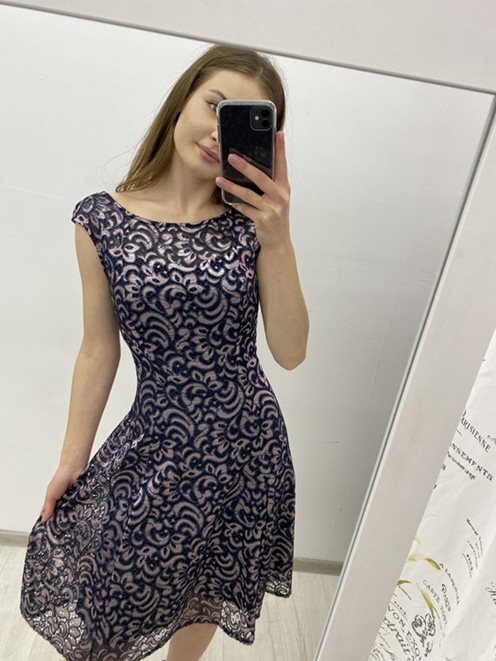 Sukienka dopasowana cała koronka róż/granat