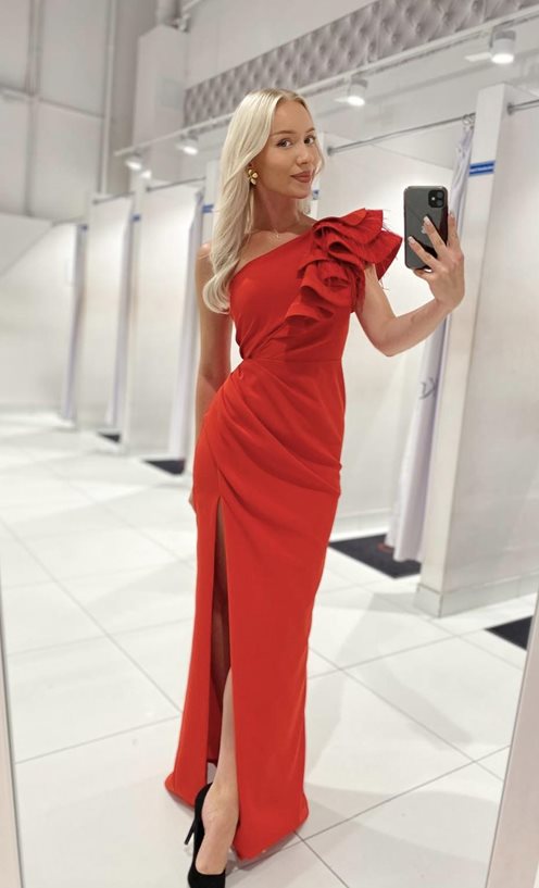 Sukienka długa jedno ramię falbana pióra czerwień