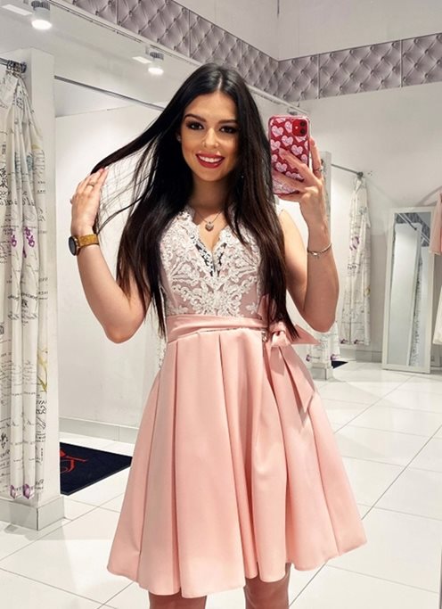 Sukienka z motylkiem róż biały