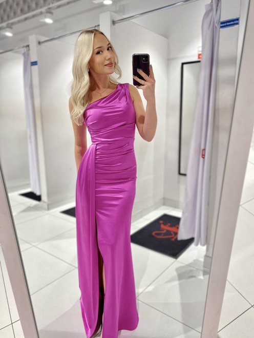 Sukienka długa dopasowana satyna na ramię róż