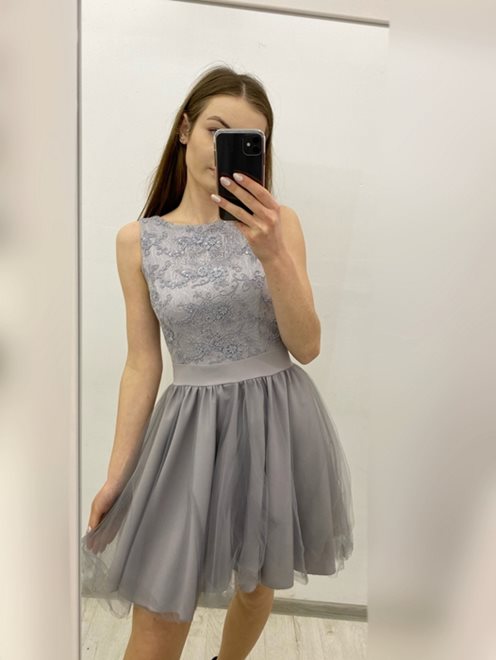 Sukienka z rozkloszowaną siateczką szary