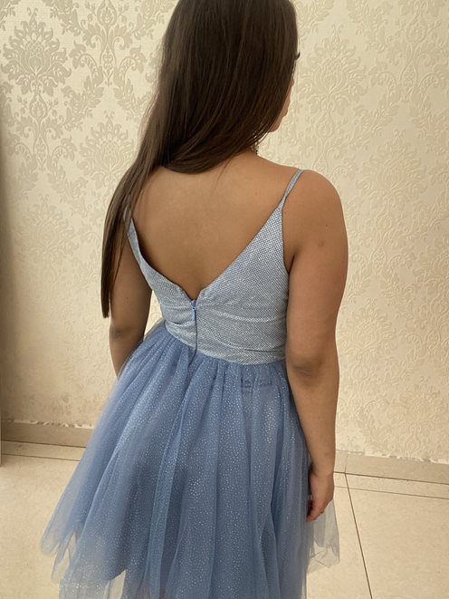 Sukienka krótka na ramiączkach i koraliki błękit