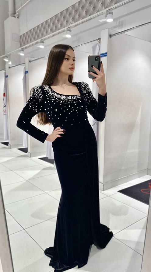 Sukienka długa rękaw perełki ozdoba welur czerń