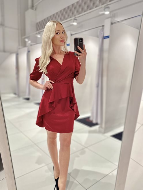 Sukienka krótka z rękawkiem i baskinką bordo