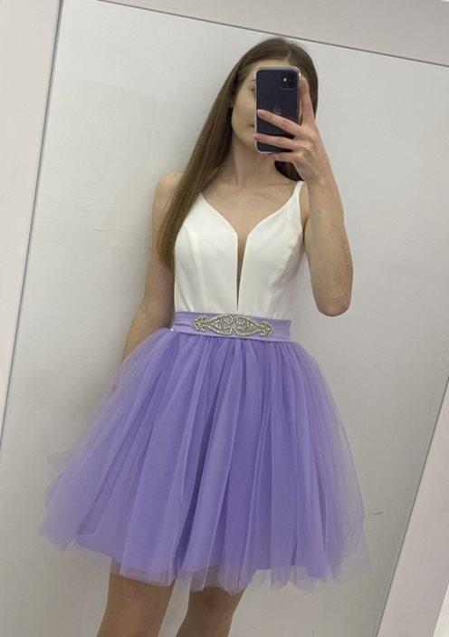 Sukienka krótka tiulowa ozdobny pasek biel/lawenda