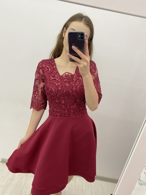 Krótka sukienka dwie falbany rękawe 3/4 bordo