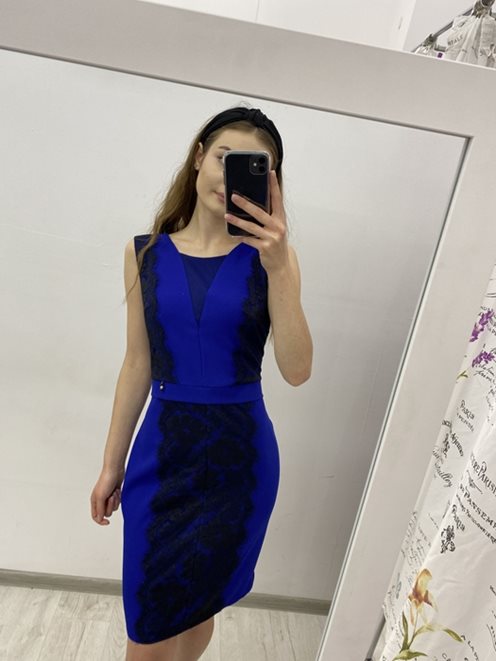 Sukienka dopasowana trójkątny dekolt chaber