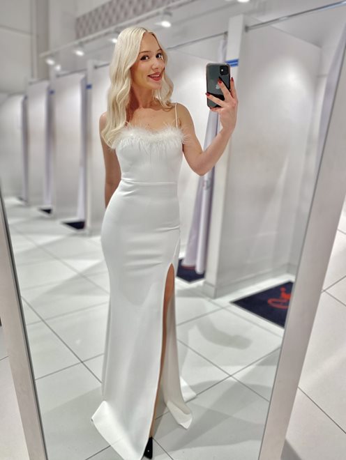 Długa sukienka dopasowana ramiączka pióra biała