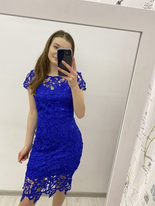 Sukienka dopasowana zabudowany dekolt chaber