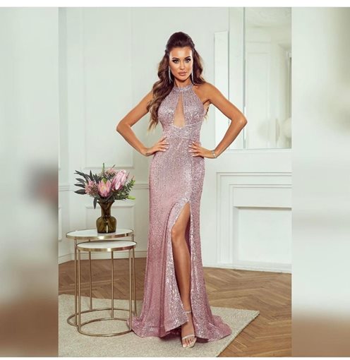 sukienka długa cekinowa pod szyję róż