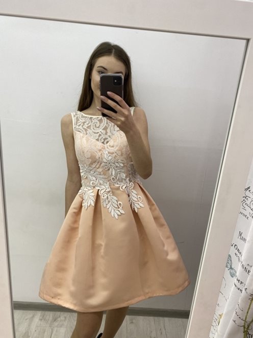 Rozkloszowana sukienka z białą koronką