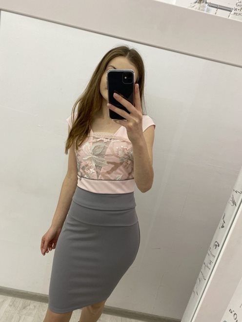 Sukienka maskująca rękawek i koronka szary-róż