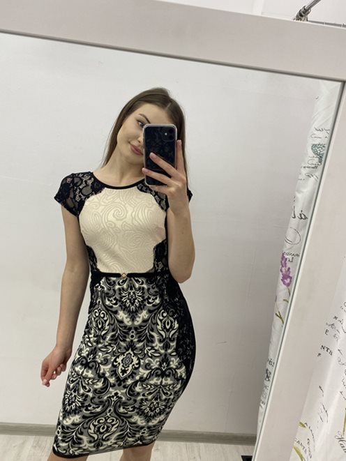 Sukienka ołówkowa z ozdobą na pasku