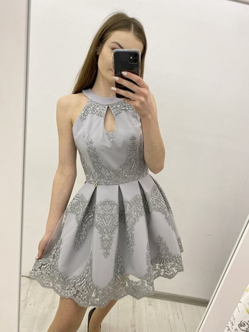 Koronkowa sukienka z łezką na dekolcie szary