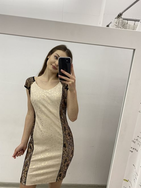 Sukienka ołówkowa z brązową koronką