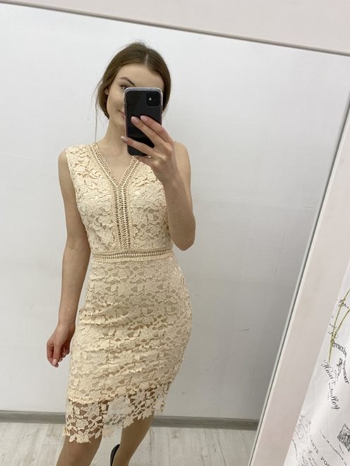 Sukienka dopasowana koronka ozd dekolt beż