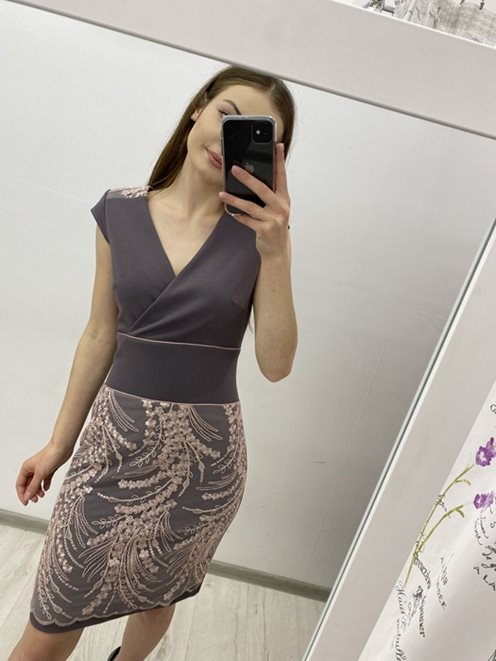 Sukienka dekold zakłaki zdobienia