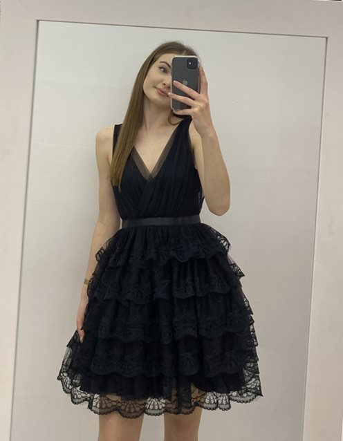 Sukienka krótka z koronką i dekoltem V czarna