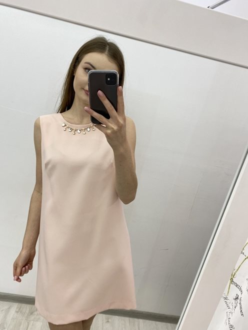 Dopasowana sukienka z ozdobą róż